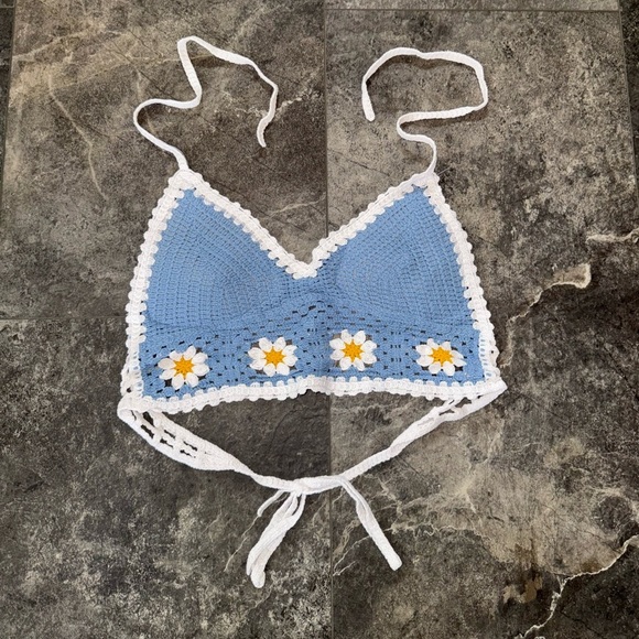 Hand Crochet White And Blue Daisy Top Halter Size Small - Picture 1 of 4